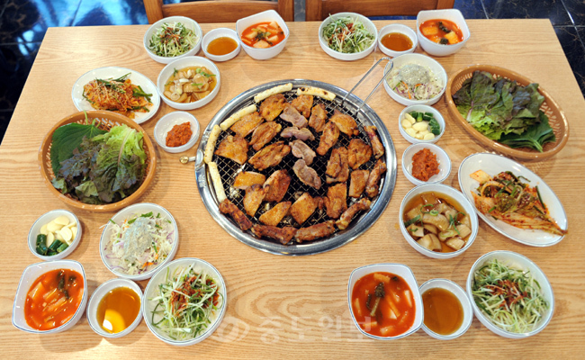 ▲ 철구야 숯불닭갈비 상차림