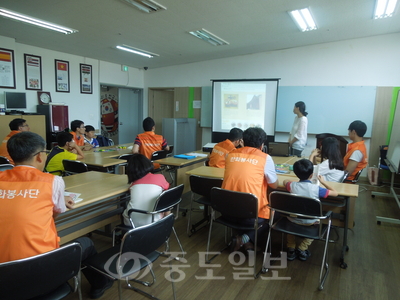 ▲ ㈜한화 아산1사업장 기업봉사자와 다문화아동 15명이 매주 1회 독서논술 프로그램에 참여하고 있다.