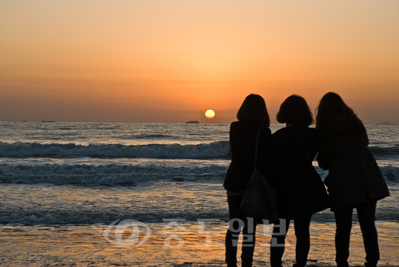 ▲ 보령 대천해수욕장에서 일몰을 보고 있는 모습. 보령시청 제공