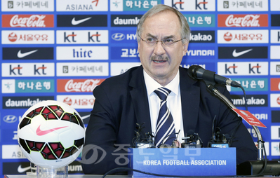 ▲ 울리 슈틸리케 대한민국 축구 국가대표팀 감독이 22일 오전 서울 종로구 신문로 축구회관에서 다음달 호주에서 열리는 아시안컵에 나설 최종명단을 발표하고 있다. 
<br />[연합뉴스 제공]