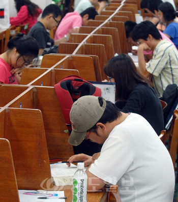 ▲ 충남대학교 도서관에서 공부를 하는 학생들의 열기가 뜨겁다.