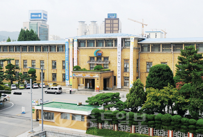 ▲ '도청이전특별법 개정'으로 옛 도청사 및 부지 비용을 정부로부터 지원받는 길이 마련됐다. 사진은 옛 도청사 모습.