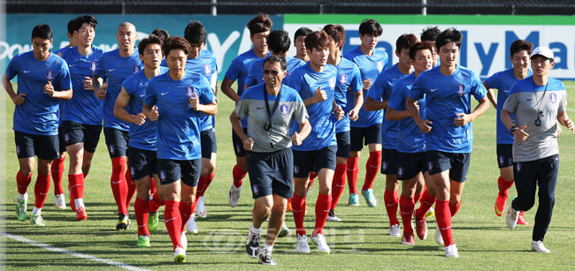 ▲ 2015 호주 아시안컵에 출전하는 한국 축구 국가대표팀이 6일 오후 호주 캔버라 디킨 스타디움에서 훈련하며 가볍게 러닝을 하고 있다.[연합뉴스 제공]