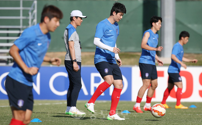 ▲ 오만전을 앞두고 훈련중인 대표팀  
<br />2015 호주 아시안컵에 출전하는 한국 축구대표팀의 기성용과 손흥민 등 선수들이 8일 오후 호주 캔버라 매켈러 파크에서 훈련하고 있다.[연합뉴스 제공]