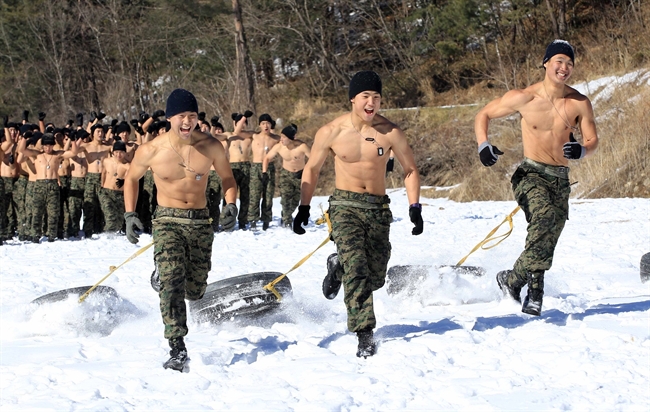 ▲ 육군 특전사령부 장병들이 8일 강원도 평창군 황병산 일원에서 체감온도 30도 이하의 날씨 속에 상의를 탈의한 채 눈밭을 달리는 설한지 극복훈련을 하고 있다./연합뉴스