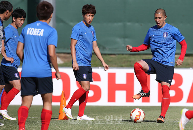 ▲ 한국 축구대표팀의 차두리와 조영철 등 선수들이 12일 오후 호주 캔버라 매켈러 파크에서 훈련하며 몸을 풀고 있다. [연합뉴스 제공]