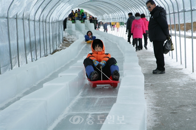 ▲ 충남 논산시 벌곡면에서 '제3회 대둔산 논산수락계곡 얼음축제'가 막이 오른 가운데 참가자들이 즐겁게 얼음과 눈을 타고 내려오고 있다./연합뉴스 제공