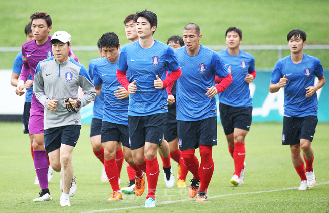 ▲ 다시 뛰자 한국 축구  
<br />2015 AFC 호주 아시안컵 조별리그 A조 3차전 호주와의 경기를 앞둔 한국 축구 국가대표팀의 신태용 코치와 주장 기성용, 골키퍼 김승규, 이근호, 차두리, 박주호, 김진수 등 선수들이 14일 호주 브리즈번의 페리 파크에서 비가 내리는 가운데 훈련하고 있다.[연합뉴스 제공]