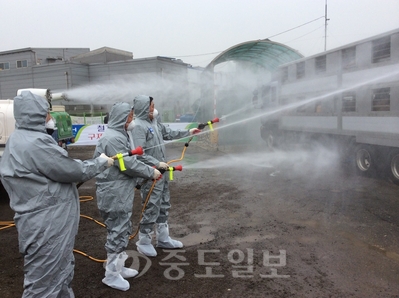 ▲ 충남 축산사업장서 구제역 일제 방역소독  농협중앙회 충남지역본부(본부장 조권형)가 14일 '전국 일제소독의 날'을 맞아 논산계룡축협 식육유통센터 정문 앞에서 출입 차량에 대한 구제역 방역소독을 하고 있다. 충남농협은 도내 축협 보유시설 28곳과 축산 관련 차량 90여대, 축산농장 주변을 대상으로 일제소독을 실시했다. 
<br /> 충남농협 제공