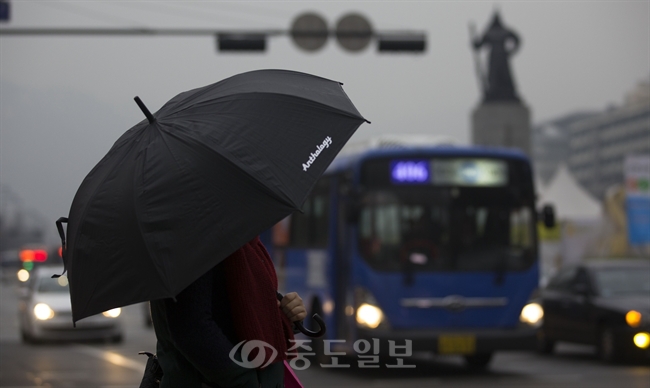 ▲ 전국적으로 흐리고 일부지역에선 비가 예보된 16일 오전 우산을 쓴 한 시민이 서울 종로구 세종대로사거리에서 신호를 기다리고 있다./연합뉴스