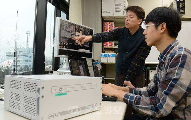 ▲ ETRI는 바다에서도 통신이 가능한 해상 디지털통신 시스템 개발에 성공했다. 사진은 연구진이 실험실에서 단말 표시장치와 통신장치를 이용해 시연하는 모습. 사진 왼쪽이 연구책임자인 김대호 박사.