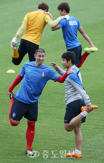 ▲ 몸 푸는 차두리와 이근호  
<br />2015 AFC 아시안컵 준결승 이라크와의 경기를 앞둔 한국 축구대표팀의 차두리와 이근호가 24일 호주 시드니의 코가라 오벌에서 훈련하며 가볍게 몸을 풀고 있다.[연합뉴스 제공]