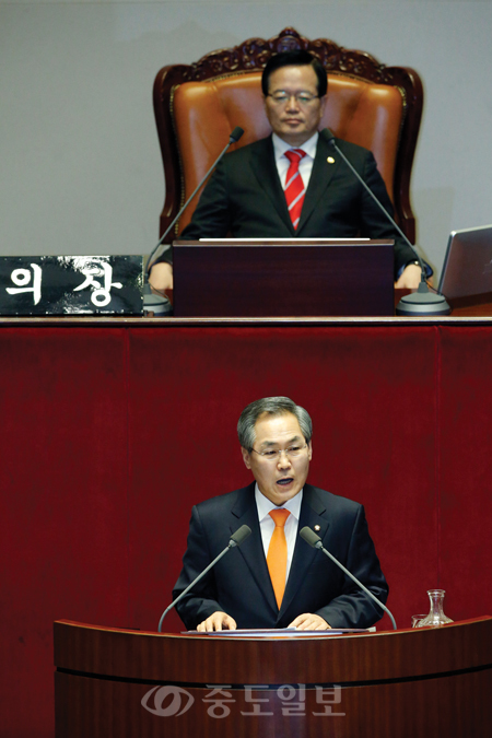 ▲ 새정치민주연합 우윤근 원내대표<사진 아래>가 4일 오전 국회 본회의에서 교섭단체 대표연설을 하고 있다. 
<br />연합뉴스