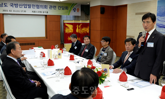 ▲ 충남도 국방 산업 발전을 위한 간담회가 11일 오후 대전 계룡스파텔에서 안희정 지사, 황명선 논산시장, 최홍묵 계룡시장, 송영무 전 해군참모총장과 이영하 전 공군참모차장, 이종호 건양대 군사과학연구소장, 황종수 국방과학연구소 전문위원 등 20여명이 참석한 가운데 열렸다.
<br />충남도청 제공