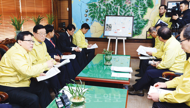 ▲ 이동필<사진 맨 왼쪽> 농림축산식품부 장관이 12일 홍성군을 찾아 군청에서 구제역 방역 현황 등에 대한 설명을 듣고 있다. [홍성군 제공]