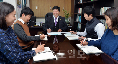 ▲ 안진찬 한국산림아카데미 원장과 직원들이 회의하고 있는 모습 