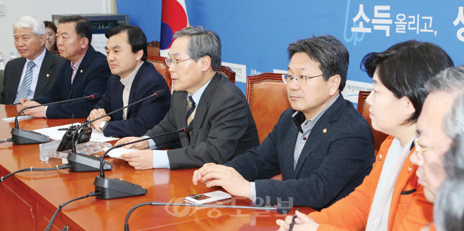 ▲ 새정치민주연합 우윤근 원내대표 등 원내지도부가 15일 국회 원내대표실에서 이완구 총리후보자 임명동의안을 어떻게 처리할 것인가를 논의하는 원내대책회의를 하고 있다. 연합뉴스