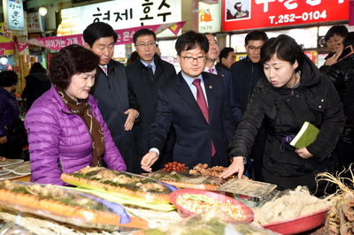 ▲ 신원섭 산림청장(앞줄 오른쪽 두번째)은 지난 16일 청주 육거리시장을 방문해, 제수용품 수급현황과 임산물 시세 등을 점검하며 민생현장을 살폈다. 