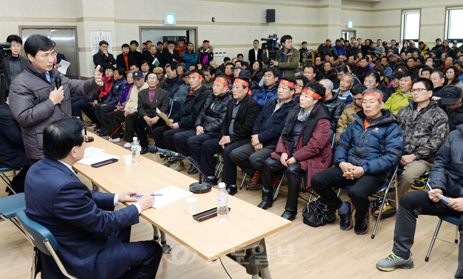 ▲ 안희정 충남도지사는 17일 안면도를 찾아 최근 관광지 개발 사업이 중단된 것에 대해 사과하고 주민 200여명과 간담회를 열어 '향후 개발방향은 지역민 이익 최우선'이라는 뜻을 밝혔다.
<br />충남도 제공