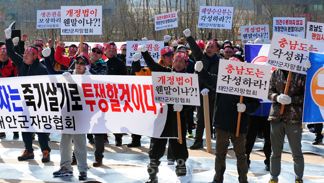 ▲ 태안군자망협회원 90여명이 24일 충남도청 남문 주차장에서 집회를 갖고 “충남도 어로구역 편입하라” 등 구호를 외치고 있다.
<br />내포=박갑순 기자 photopgs@