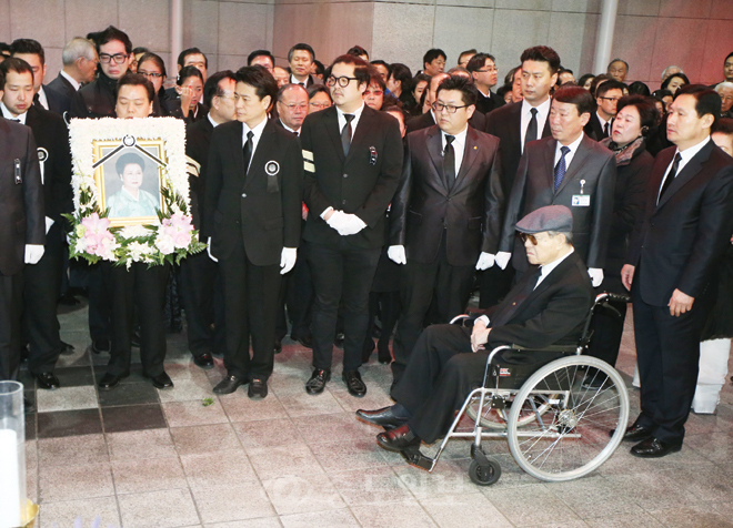 ▲ 김종필 전 국무총리(JP)가 25일 오전 서울 송파구 풍납동 서울아산병원 장례식장에서 부여 가족묘원에 안장되기 위해 떠나는 부인 고(故) 박영옥 여사의 운구행렬을 바라보고 있다. 연합뉴스