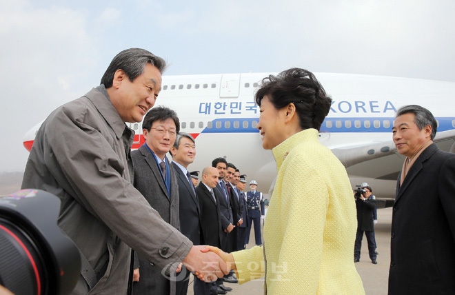 ▲ 중동 4개국 순방차 출국하는 박근혜 대통령이 1일 오후 서울공항에서 전용기에 탑승하기에 앞서 환송나온 새누리당 김무성 대표와 악수하고 있다 연합뉴스