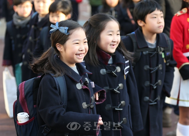 ▲ 전국 대다수의 초·중·고등학교가 개학을 맞이한 2일 오전 서울 종로구 서울사대부설초등학교 앞에서 학생들이 등교를 하고 있다./연합뉴스