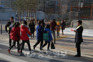 ▲ 최교진 교육감이 2일 고운동 고운중학교 앞 횡단보도에서 교통지도를 하면서 첫 등교생들을 맞이하고 있다.