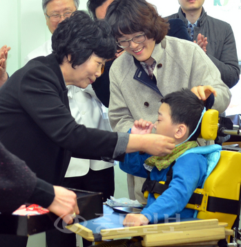 ▲ 뇌병변장애 1급 환자 건우군이 건양대학교 병원파견학급에서 입학식을 하고 있다.