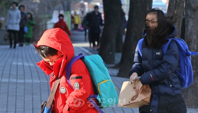 ▲ 꽃샘추위에 강풍까지 몰아쳐 기온이 영하 4도 아래로 떨어진 4일 오전 추위에 대비해 방한복을 입은 어린이들이 서울 미근동 미동초등학교로 등교하고 있다.