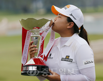 ▲ 8일(한국시각) 싱가포르 센토사 골프클럽 세라퐁 코스에서 열린 LPGA 투어 HSBC 위민스 챔피언스서 우승한 박인비가 우승컵에 키스하고 있다.[연합뉴스 제공]