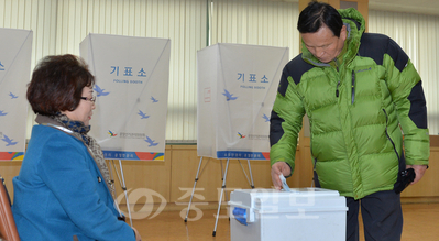 ▲ 공주시 신관동에 거주하는 우상순씨(70·장애 1급)가 공주농협 웅진투표소에서 투표하고 있다. 공주=박종구 기자