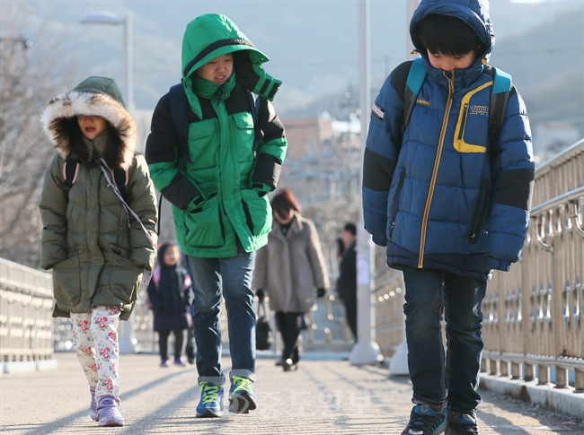 ▲ 봄을 시샘하는 꽃샘추위가 기승을 부린 아침, 두터운 외투를 입은 어린이들이 등교를 하고 있다./연합뉴스 제공