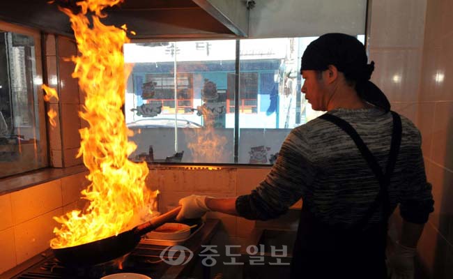 ▲ 황제해물보쌈의 조리실은 개방형이다 언제든지 화려한 불쑈(?)관람이 가능하다.