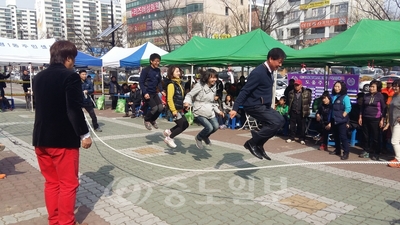 ▲ 주민화합·경로잔치에서 단체 줄넘기 모습. 