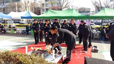 ▲ 주민화합·경로잔치에 앞서 고사를 지내는 모습. 