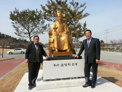 ▲ 예산 한국서예비림박물관에서 이희용 회장이 그의 스승 장기일 서예가와 함께 포즈를 취하고 있다.