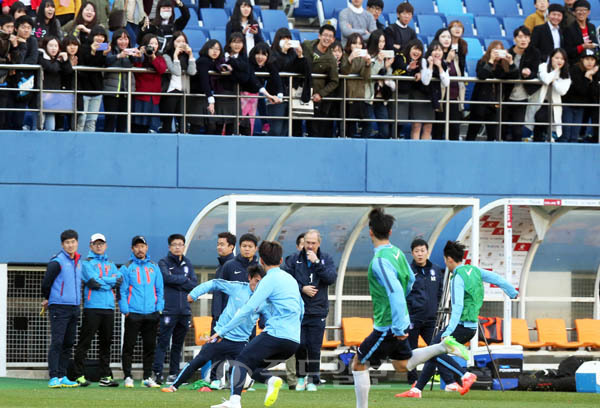 ▲ 축구 국가대표팀 선수들이 우즈베키스탄과의 평가전을 이틀 앞두고 25일 대전 월드컵경기장에서 열린 훈련에 참가해 미니게임을 하고 있다.[연합뉴스 제공]