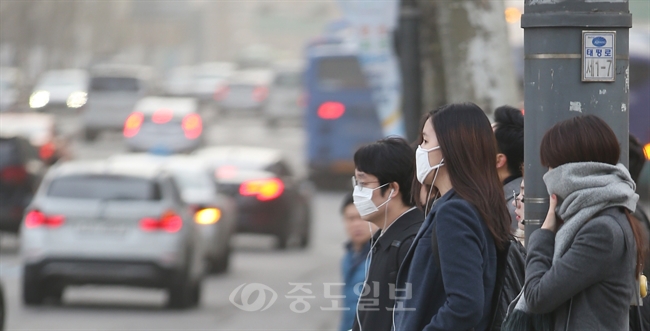 ▲ 마스크를 쓴 시민들이 출근길을 서두르고 있다./연합뉴스 제공