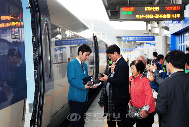 ▲ 2일 KTX 공주역 개통축하 시민행사가 열린 가운데 승객들이 열차 이용에 앞서 표를 확인하고 있다
<br />내포=박갑순 기자 photopgs@