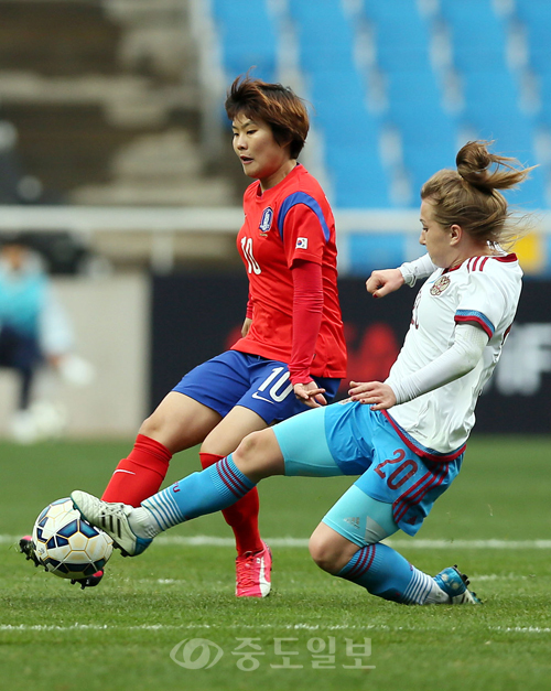 ▲ 5일 인천축구전용경기장에서 열린 여자축구국가대표 친선경기 한국과 러시아의 경기에서 한국의  '지메시' 지소연이 돌파를 시도하고 있다. 이날 경기에서 한국은 지소연이 후반 추가시간 터뜨린 결승골에 힘입어 1-0 신승을 거뒀다. [연합뉴스 제공]