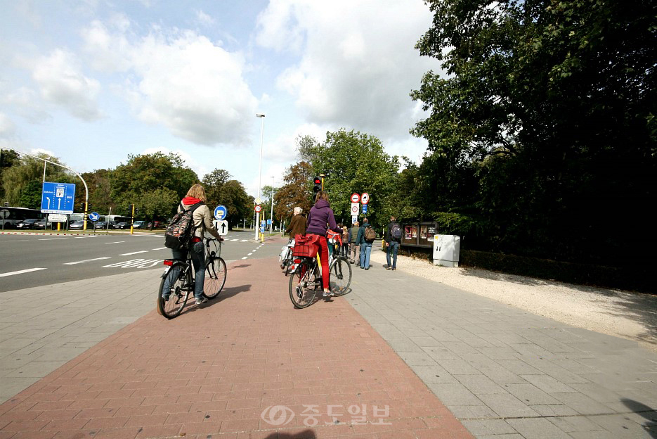 ▲ 이웃나라인 네덜란드와 마찬가지로 이곳도 자전거도시죠