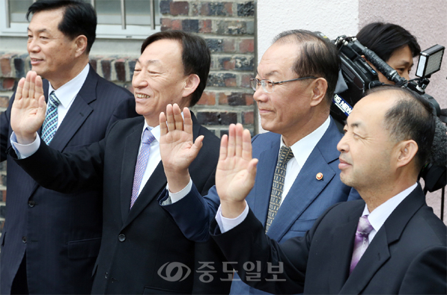 ▲“잘 다녀와요”  황우여 사회부총리 겸 교육부 장관이 6일 오전 '안전하고 교육적인 수학여행' 현장점검을 위해 동대전초등학교를 방문, 수학여행을 떠나는 학생들을 배웅하고 있다.연합뉴스 제공