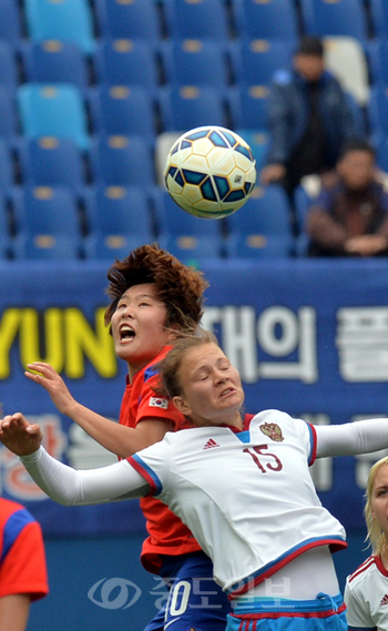 ▲ 여자축구 국가대표 친선경기 대한민국과 러시아의 경기가 8일 대전월드컵경기장에서 열려 한국의 지소연 선수가 헤딩을 하고 있다. 이성희 기자 token77@