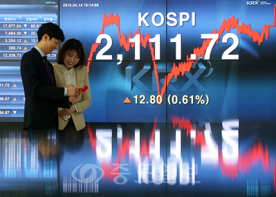 ▲ 코스피가 2100선을 돌파한 14일 오후 서울 여의도 한국거래소에서 직원들이 환한 표정을 짓고 있다. 
<br />/연합뉴스