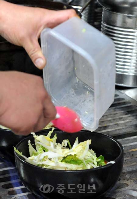 ▲ 얼큰한 국물 맛의 비결은 신선한 재료관리와 철저한 요리 철학에 있다. 