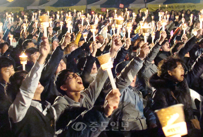 ▲ 세월호추모식에 참가자들이 촛불을 밝힌채 진상규명을 촉구하고 있다.