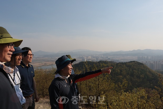 ▲ 이충재 행복도시건설청장이 지난 24일 원수산 정상에 올라 직원들과 함께 세종시 명품 경관을 놓고 담소를 나누고 있는 모습.(자료제공=행복도시건설청)