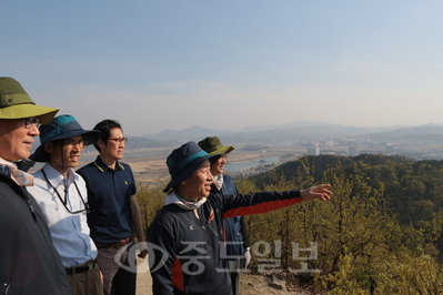 ▲ 이충재 행복도시건설청장이 지난 24일 원수산 정상에 올라 직원들과 함께 세종시 명품 경관을 놓고 담소를 나누고 있는 모습.
<br />행복도시건설청 제공