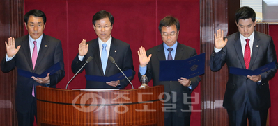 ▲ 국회 입성… 의원 선서  4·29재보궐선거에서 당선된 안상수(왼쪽 부터), 천정배, 신상진, 오신환 국회의원이 30일 국회 본회의에서 의원선서하고 있다.
<br />연합뉴스